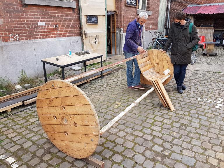 The TomorrowNowMovement team builds benches from reclaimed materials. © sau-msi.brussels (P.Sa.)