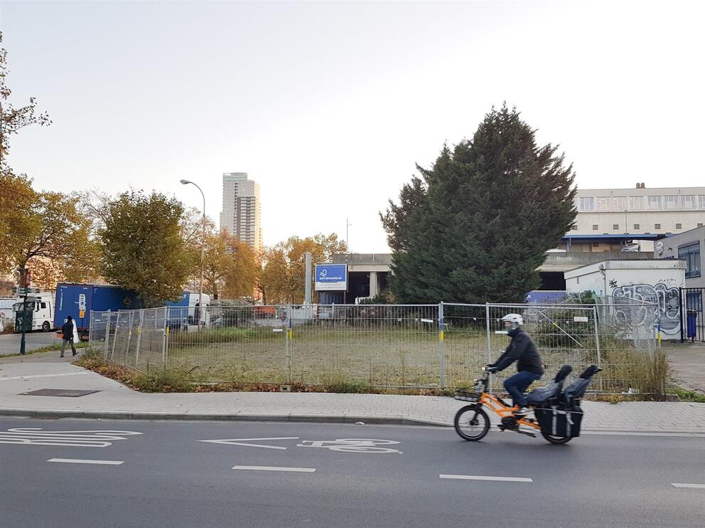 Le terrain situé à l’angle de l’avenue du Port et de la rue de l’Entrepôt. © sau-msi.brussels (P.Sa.)