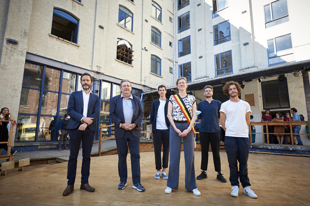 De directeur van de MSI, de Minister-president, de burgemeester van Molenbeek en de architecten. © sau-msi.brussels (Reporters - Eric Herchaft)