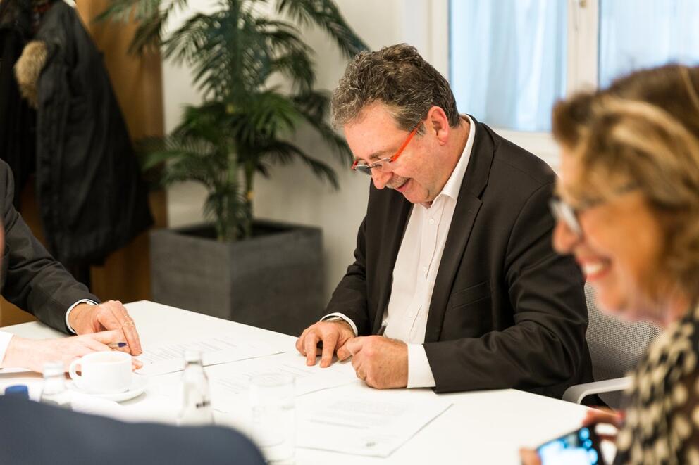Ondertekening van de koopakte door de minister-president van het Brussels Hoofdstedelijk Gewest. © Rudi Vervoort op Twitter
